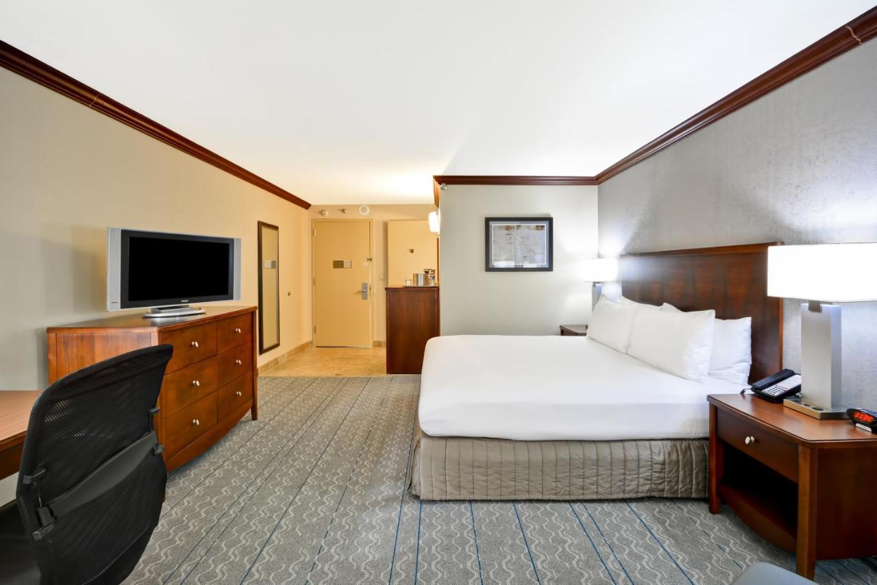 Crowne Plaza Tulsa Hotel Southern Hills Стая снимка