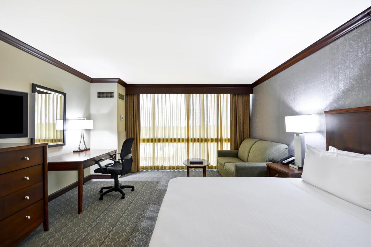 Crowne Plaza Tulsa Hotel Southern Hills Стая снимка
