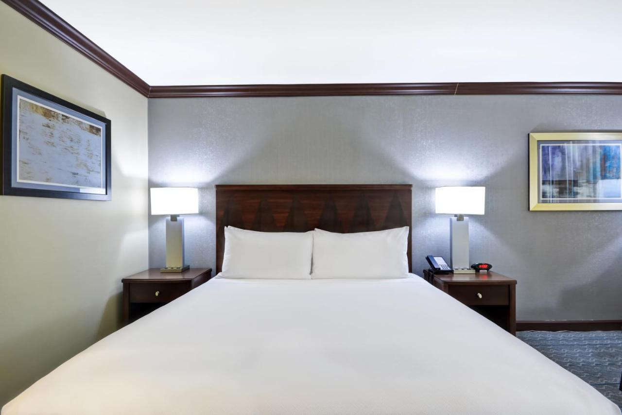 Crowne Plaza Tulsa Hotel Southern Hills Стая снимка